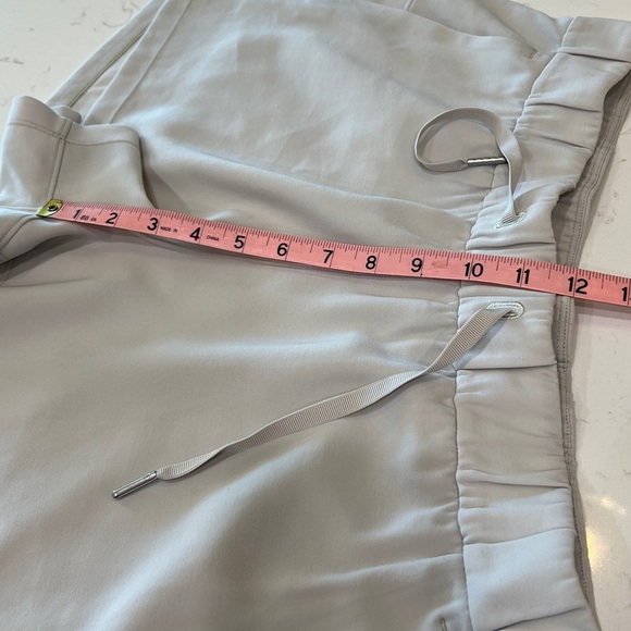 Lululemon On The Fly Woven 2.5” Shorts Silverstone Size 12 - Picture 11 of 14